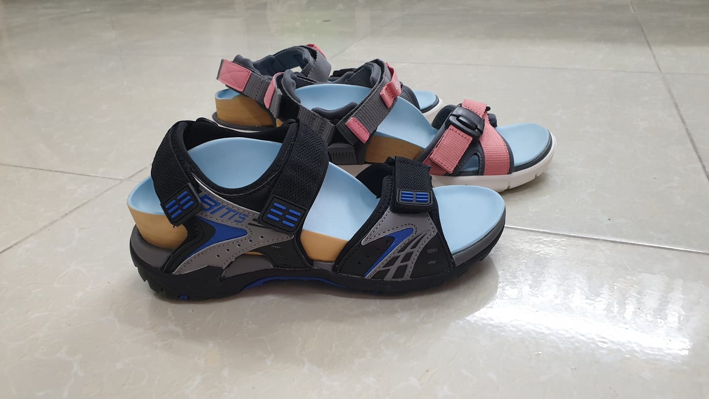 Strap sandals with an arch-supporting orthotic insert on the footbed: suitable for everyday wear, especially when closed shoes are not an option.