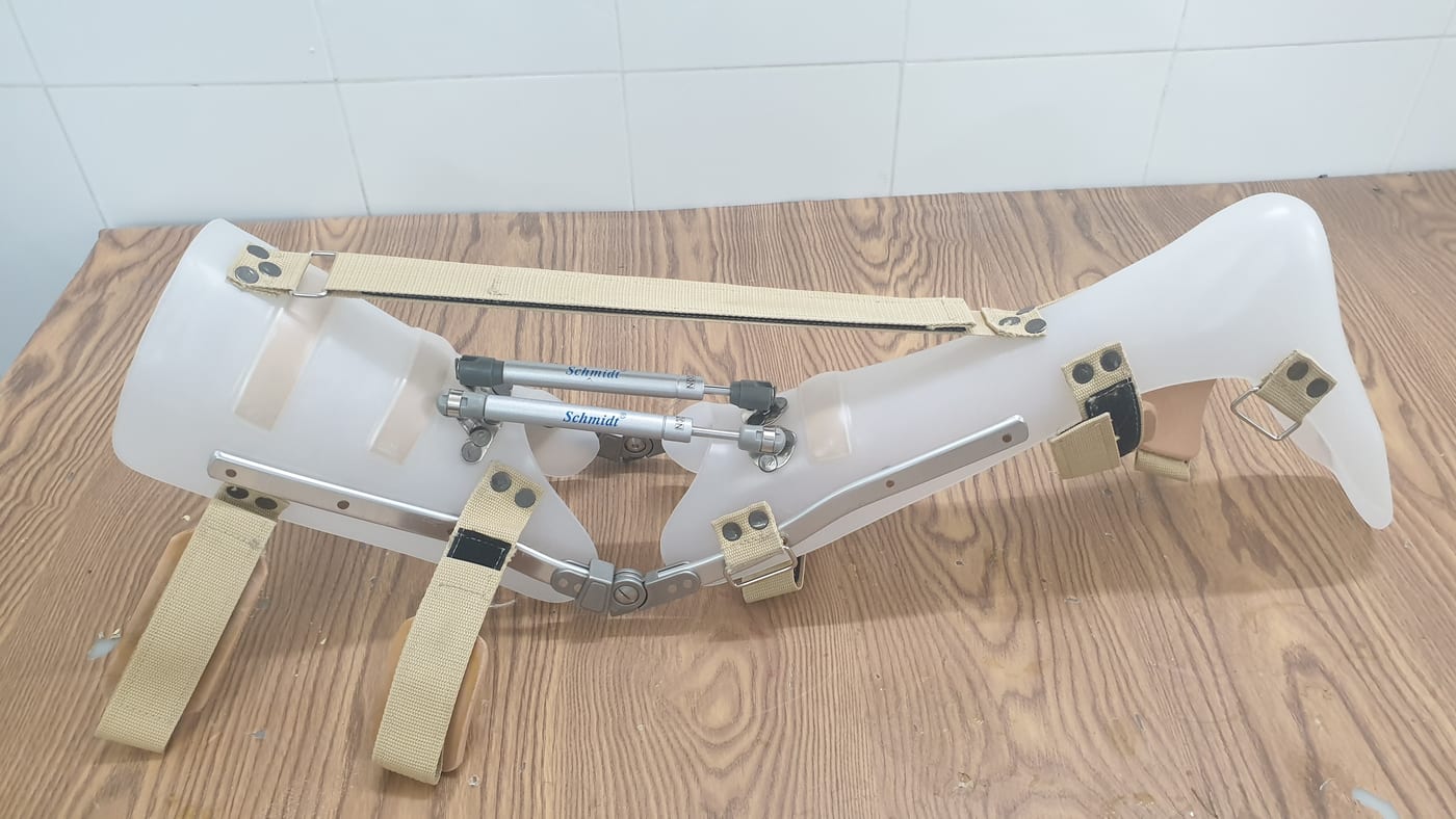 KAFO with a hydraulic stretching mechanism: the hydraulic rod assists knee extension as prescribed.