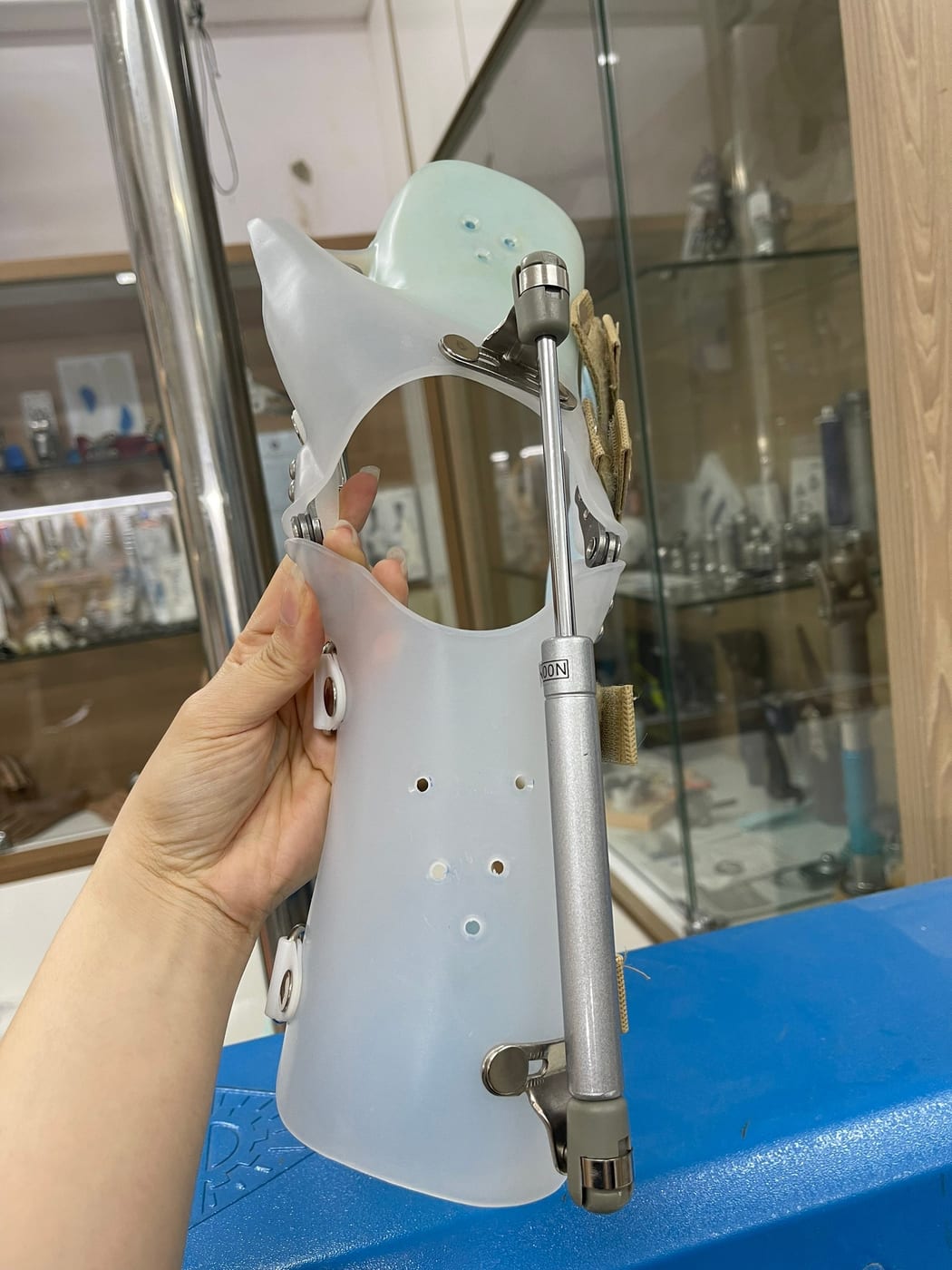 Arm orthosis with a hydraulic piston: the hydraulic mechanism helps control joint motion as prescribed.